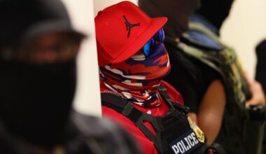 ICE List : comment des activistes ont identifié plus de 1500 agents de la police migratoire américaine - RTBF Actus