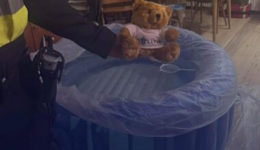 Jongeren bekogelen agenten met vuurwerk tijdens redding van pasgeboren baby