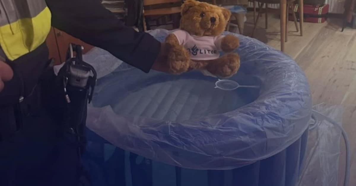 Jongeren bekogelen agenten met vuurwerk tijdens redding van pasgeboren baby