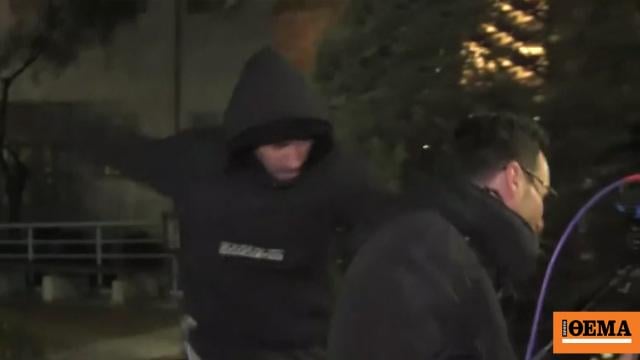 Χούλιγκανς επιτέθηκαν σε δημοσιογράφους σε ζωντανή μετάδοση έξω από το «Παπαγεωργίου», βίντεο