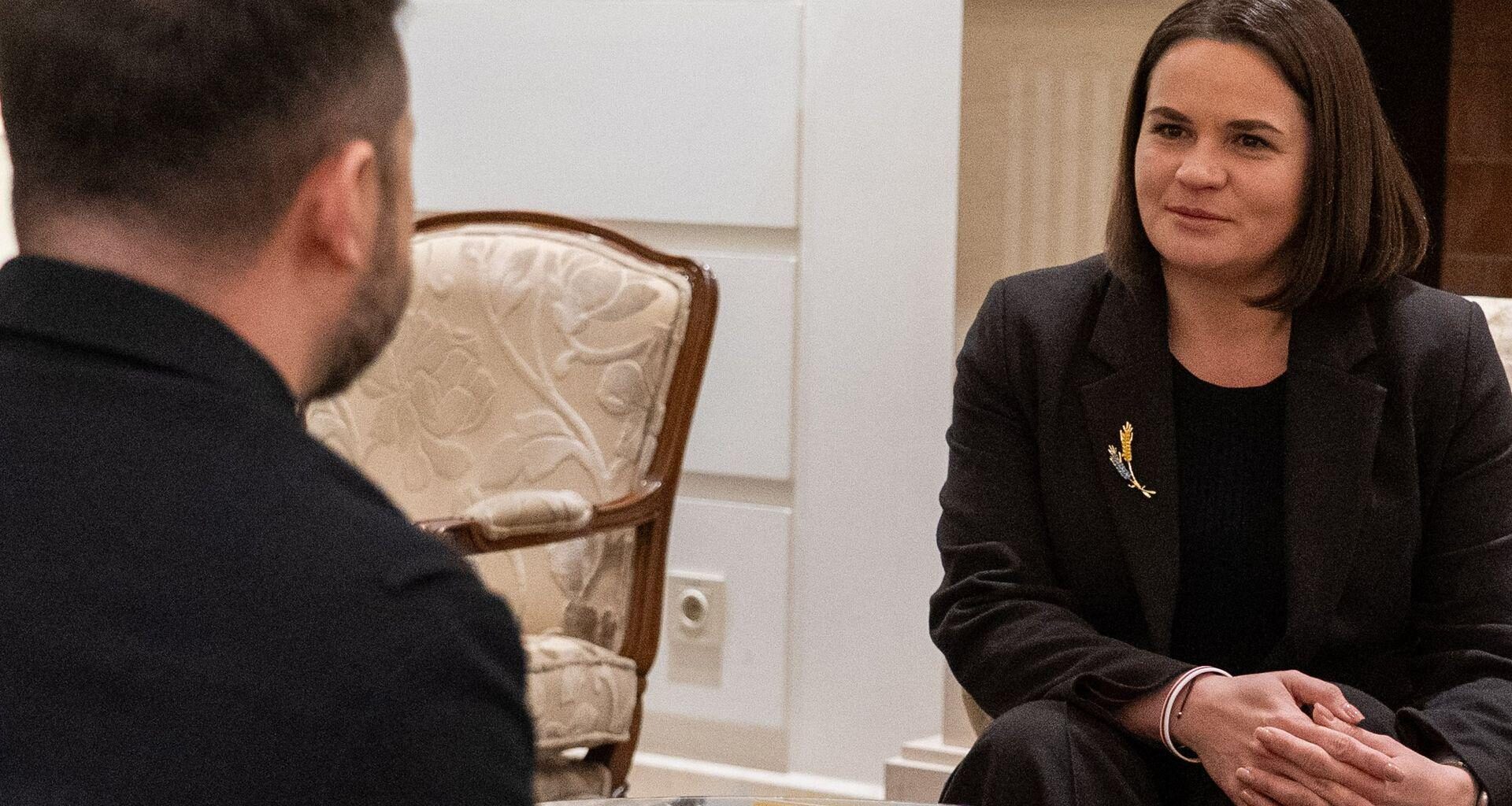 Zelensky, Belarusian opposition leader Tsikhanouskaya meet for first time in Vilnius