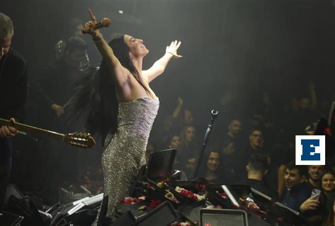 Θεσσαλονίκη: Θαμώνας πέταξε καναπέ στην πίστα ενώ τραγουδούσε η Αναστασία