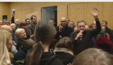 Župan obljubil 100 dodatnih parkirnih mest, a strasti ni umiril. Odšel v spremstvu žvižgov in vzklikov