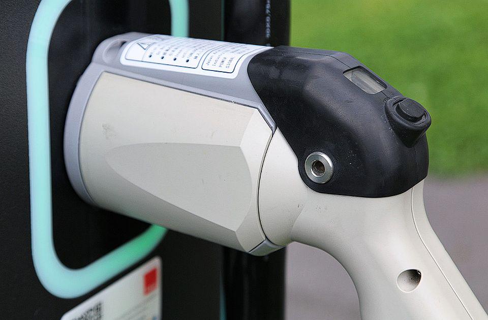 Parking servis uvodi novu naplatu: Sat vremena 500 dinara na parkinzima za električne automobile