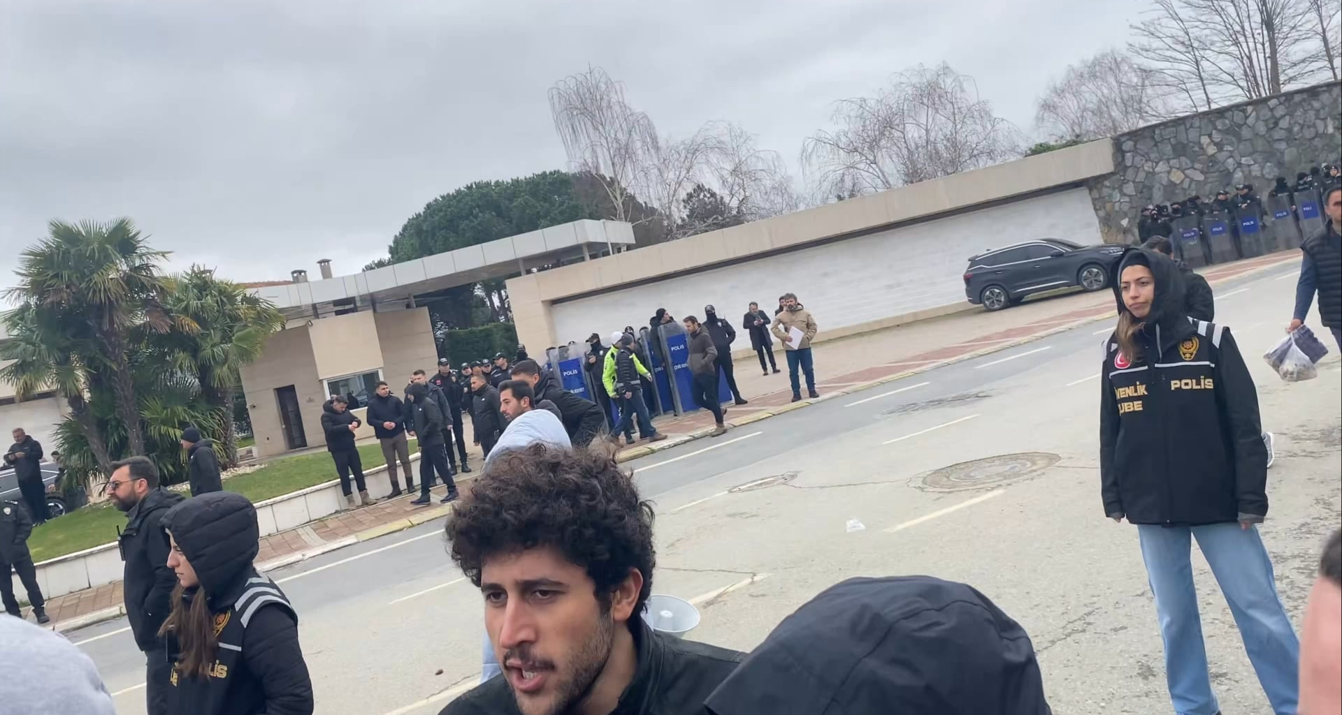 Migros patronu Ayhan Özilhan villasının önü işçilere karşı polisler tarafından koruma altına alındı. Güvenlik güçlerinin varlık amacı burjuvaziyi halka karşı korumaktır.