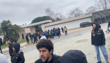 Migros patronu Ayhan Özilhan villasının önü işçilere karşı polisler tarafından koruma altına alındı. Güvenlik güçlerinin varlık amacı burjuvaziyi halka karşı korumaktır.