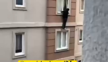 NSFW | Ümraniye’de iddiaya göre kız arkadaşının evinde aile tarafından basılan genç, panikle cama çıktı. Yakalanmak istemeyen gençler camdan aşağı atladı. Genç kız yoğun bakımda.
