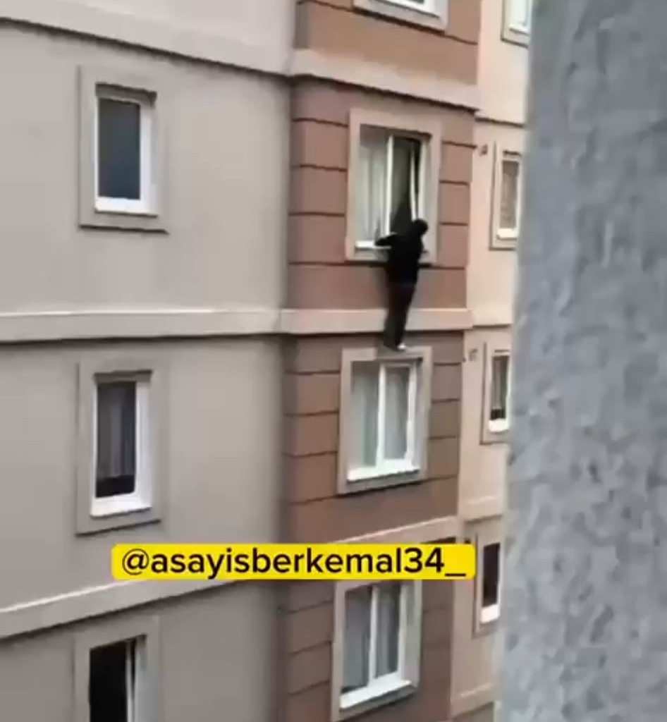 NSFW | Ümraniye’de iddiaya göre kız arkadaşının evinde aile tarafından basılan genç, panikle cama çıktı. Yakalanmak istemeyen gençler camdan aşağı atladı. Genç kız yoğun bakımda.