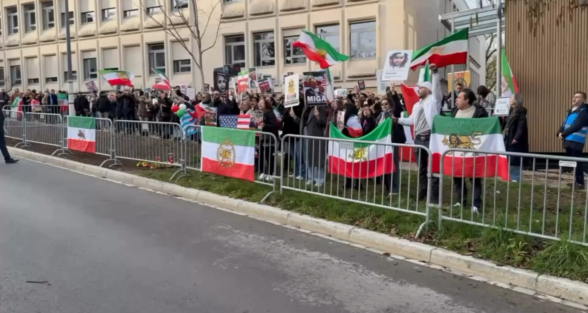 Supporting Iranian people