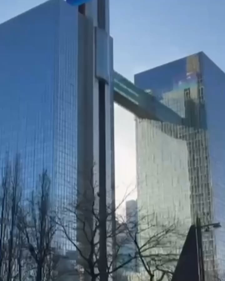 Man basejumpt van Proximustoren