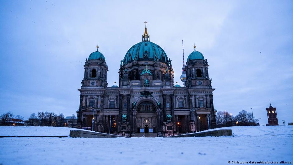 Germany news: Snowstorm moves south after blanketing north – DW