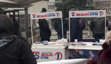 SNS na štandu na Konjarniku pušta Thompsona