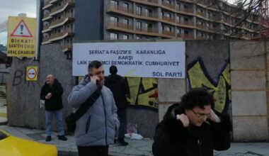 "Şeriata karşı laik, demokratik devrimci cumhuriyet" pankartı asan SOL Partililere ev hapsi verildi