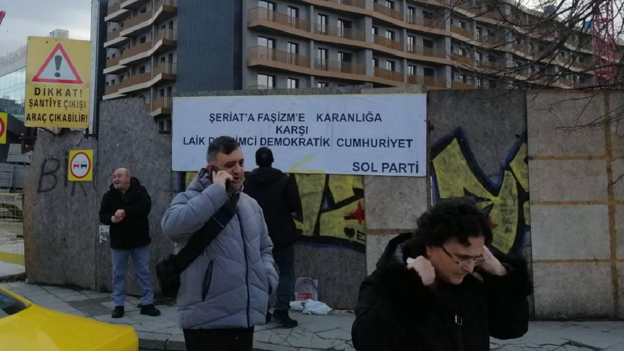 "Şeriata karşı laik, demokratik devrimci cumhuriyet" pankartı asan SOL Partililere ev hapsi verildi