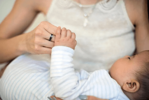 Essere madre costa caro, cos'è la child penality e perché la maternità 'penalizza' le donne