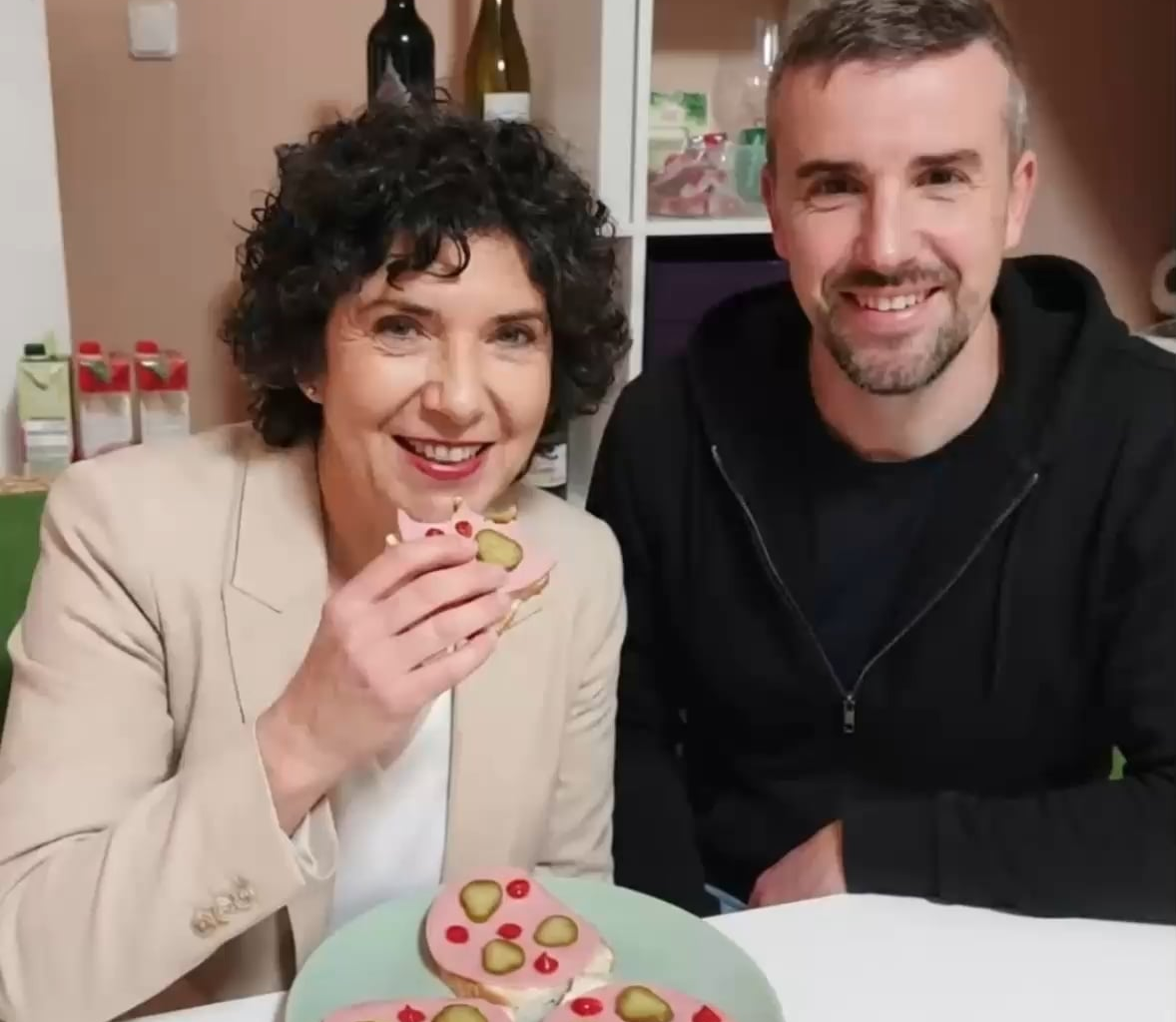 Nem bírták komolyan venni, így röhögték ki Jakab Pétert a Jólvanezígyben.