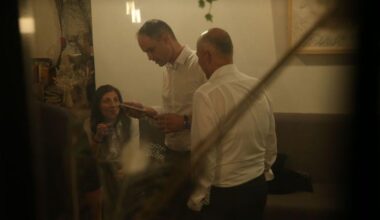 Logar pravi, da z Janšo nima nič. A v parlamentu glasujeta enako #analiza