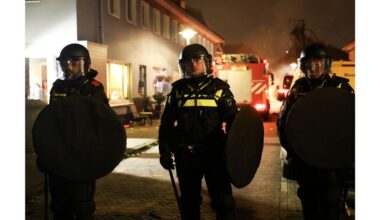 Agenten en hulpverleners 'in hinderlagen gelokt', bestookt met vuurwerk-mitrailleurs