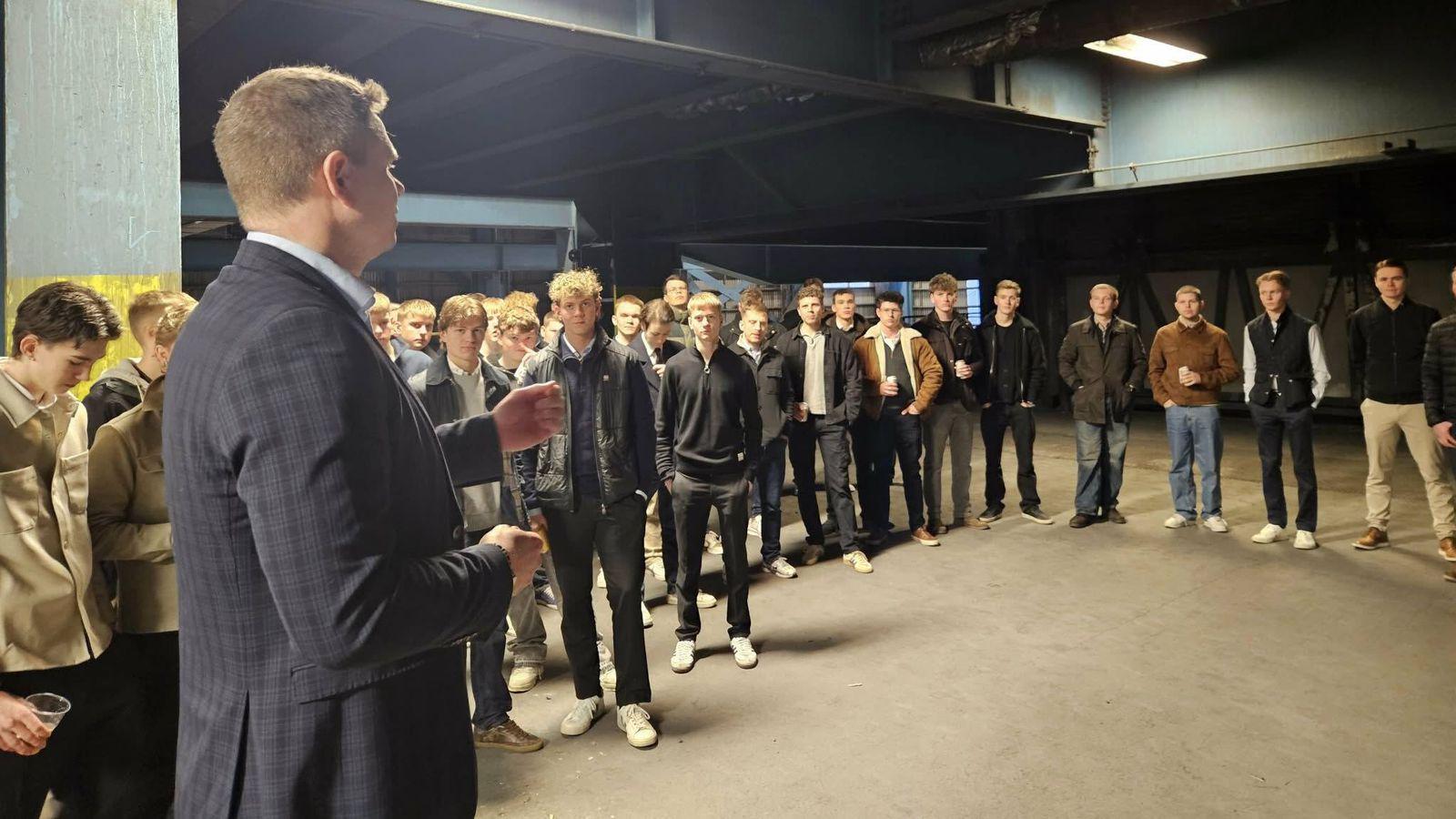 Ungir Sjálf­stæðis­menn fengu á­fengi í ferð með Vil­hjálmi og fóru svo á kjör­stað