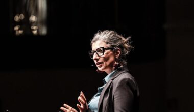 Italiaanse Francesca Albanese ontvangt eredoctoraat van drie Vlaamse universiteiten voor haar werk rond Gaza