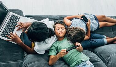 La Società di Pediatria americana fa un enorme passo in avanti sulle linee guida per l'uso del digitale: si passa dal tempo di utilizzo dello schermo all'analisi qualitativa del tipo di uso.