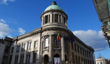 14-jarig meisje verbrand in gezicht door tieners na schooldag