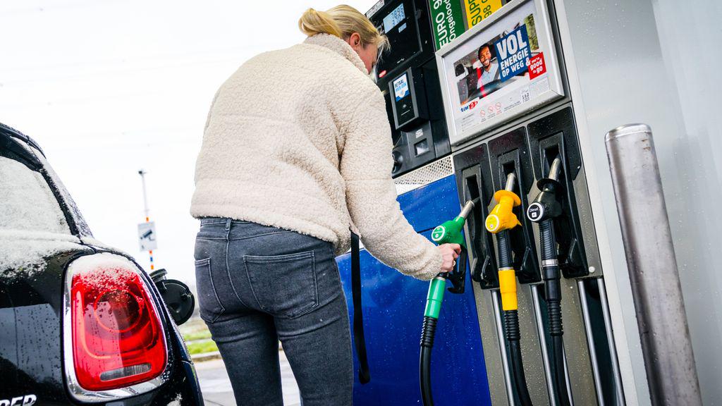 Accijns op benzine omhoog en er volgt meer: 'Wennen aan 2,50 per liter'