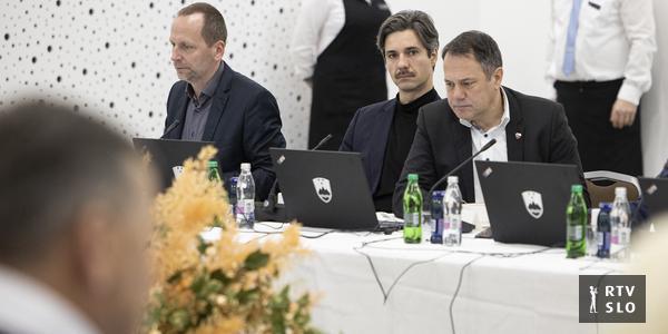 Mesec: Odločitev o 1000 evrih neto minimalne plače je zdržala koalicijsko in vladno presojo