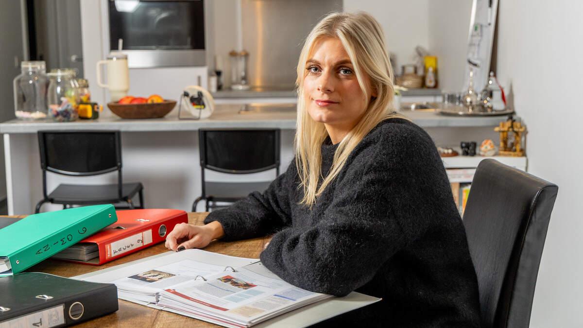 Door één les die ze vroeger gaf, verdient leerkracht Charis 400 euro netto minder per maand: “Ik dacht eerst dat het om een fout ging”