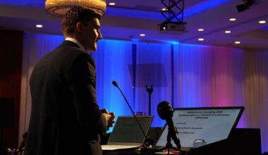 Vill „nánast loka al­farið“ á út­lendinga utan Evrópu