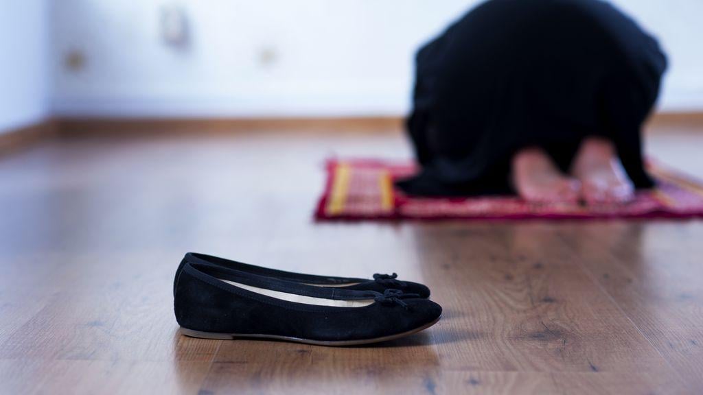 Openbare school discrimineert Islamitische leerling omdat ze er niet kan bidden