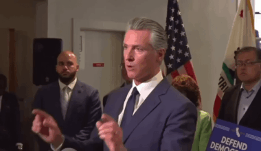 Mir fehlt jemand in Österreich, der solche Eier hat. Aber wahrscheinlich müssen erstmal mit Kickl auf die Schnauze fliegen... wie Amerika mit Trump.