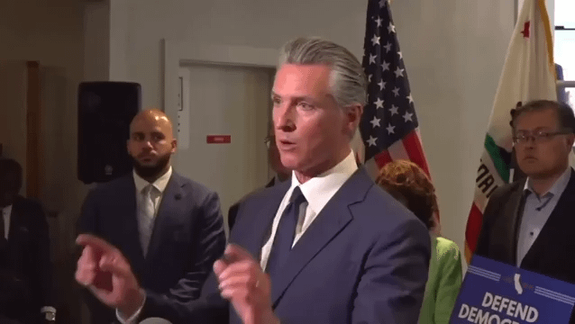 Mir fehlt jemand in Österreich, der solche Eier hat. Aber wahrscheinlich müssen erstmal mit Kickl auf die Schnauze fliegen... wie Amerika mit Trump.