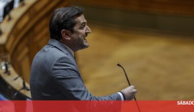Seguranças do Parlamento cercam jornalista e mandam parar perguntas a deputados