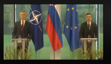 Da malo polepšam nedeljo, Šarec na srečanju z NATO: Gasilci so bili včasih pijanci, prevajalka: eeeeehh...