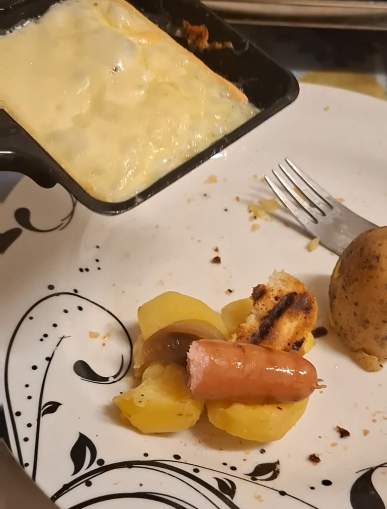 Denner's raclette is very thick (Assiette mixte avec raclette et saucisses Gustav Spiess)