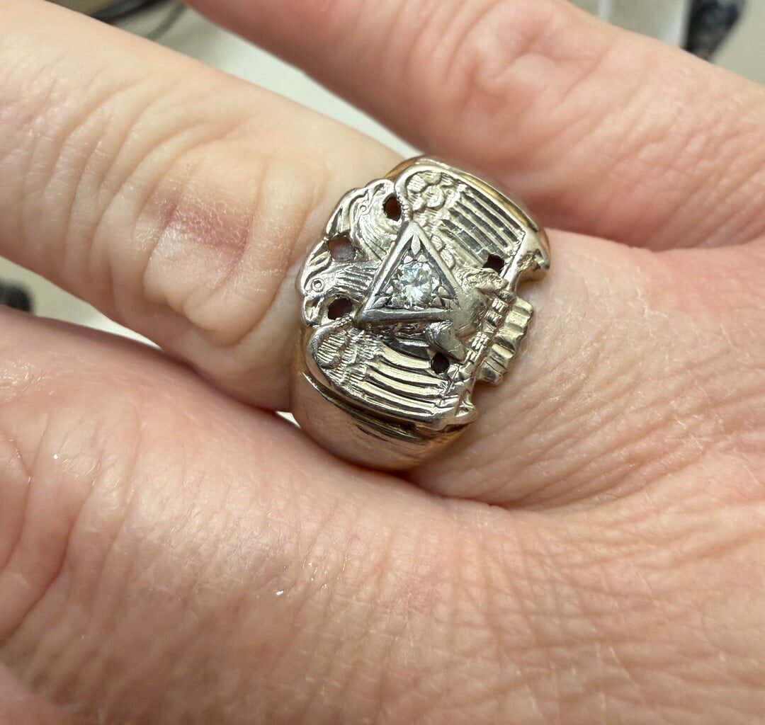 My Polish grandfather (Dziadek) gave me this ring. Which way was is it supposed to be worn.