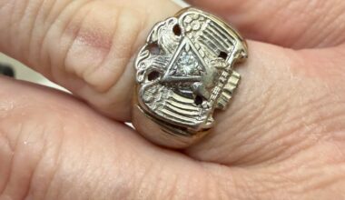 My Polish grandfather (Dziadek) gave me this ring. Which way was is it supposed to be worn.