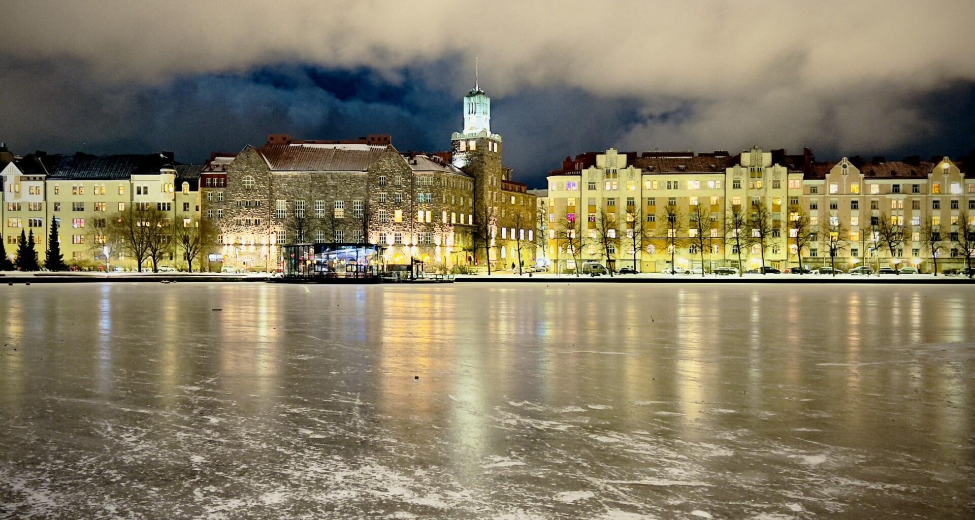 Siltasaari, Helsinki. A view across frozen bay❄️