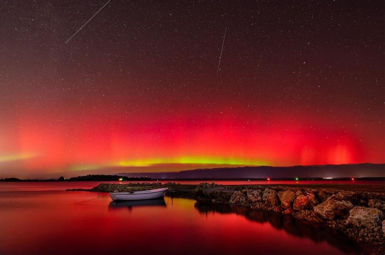 Spektakularni prizori aurore borealis: Polarna svjetlost vidjela se i iz Dalmacije, na moru nastale nestvarno lijepe fotografije