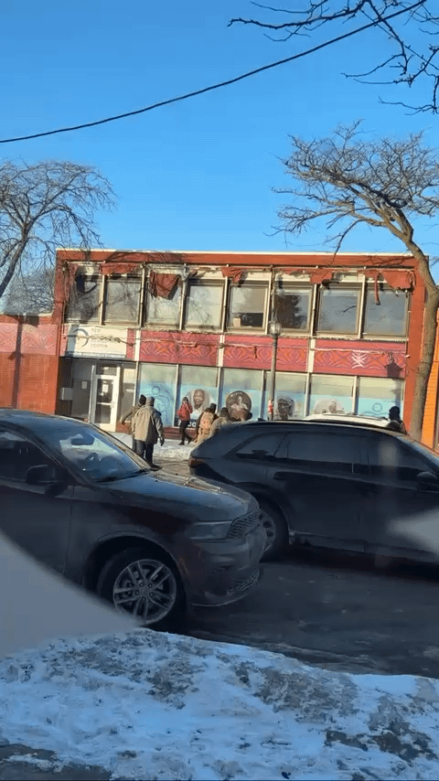 ICE esegue un'esecuzione sommaria in pubblico.