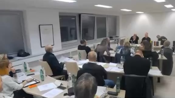 Svetnik na občinski seji v radencih udaril podžupana.