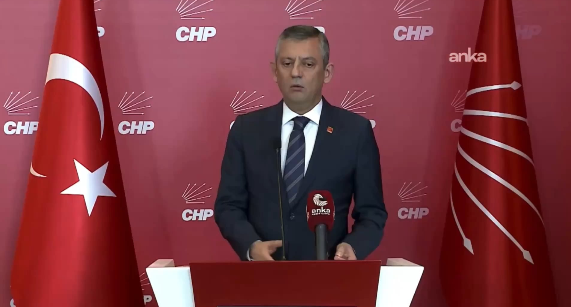 Özgür Özel: "Nefret söylemine varan, Kürtleri kıracak rencide edecek bir dil kullanıyorlar. Bunların tamamını reddediyoruz. Biz burada üç eş genel başkan yan yana duruyoruz."