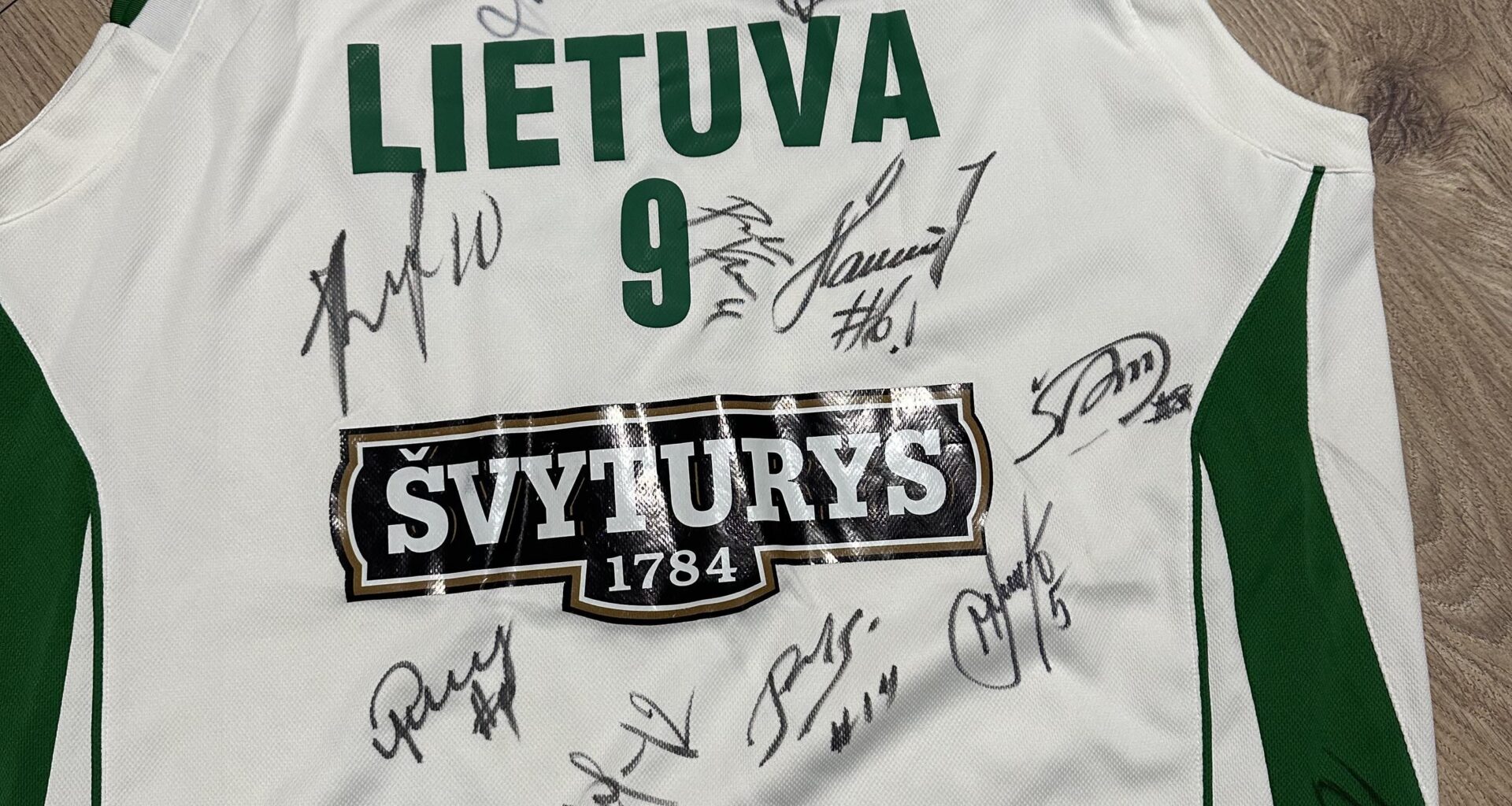 Gal kas žinot kieno parašai?