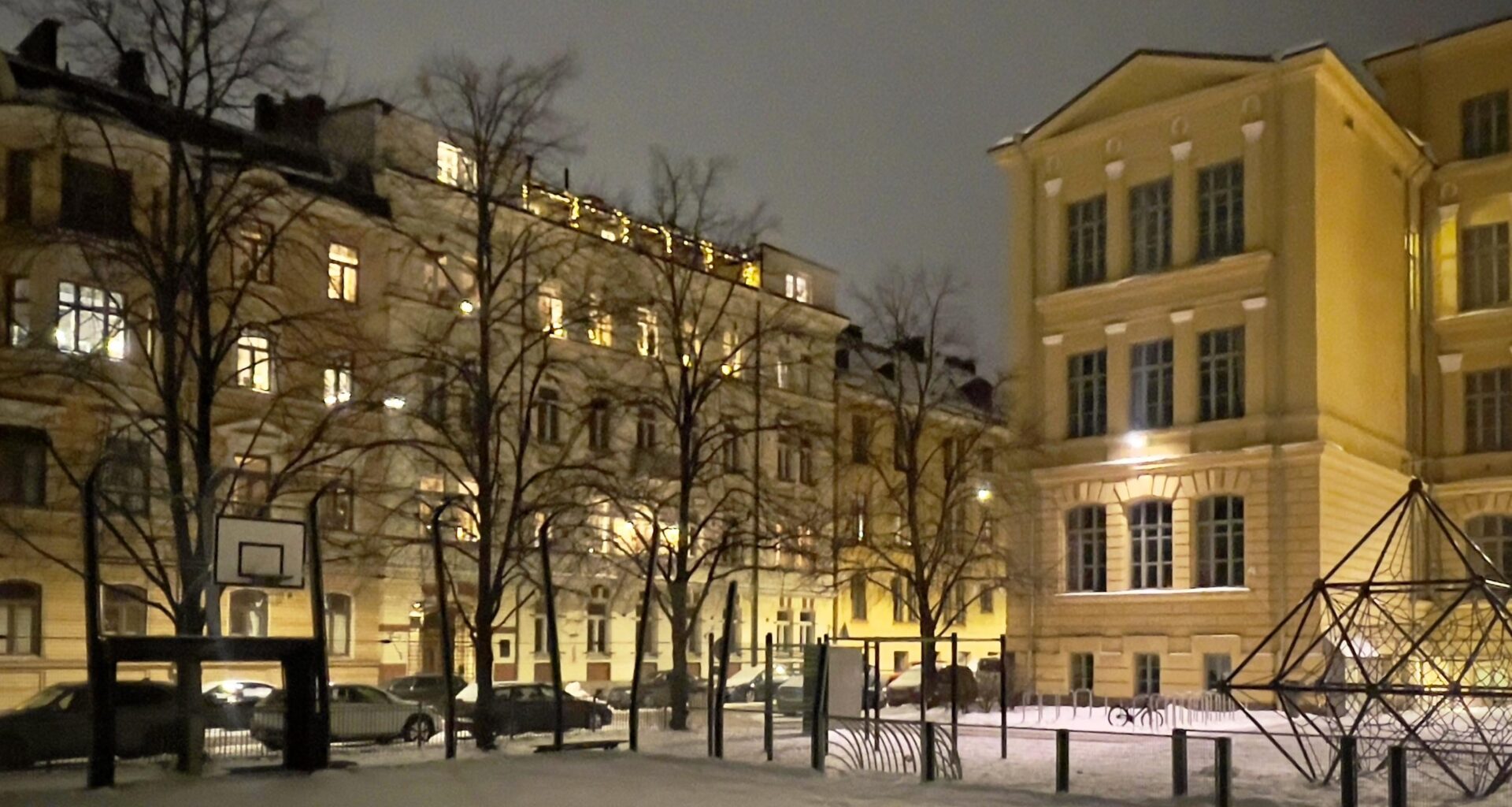 A view from Kaartinkaupunki, Helsinki. School building on the right-hand side.
