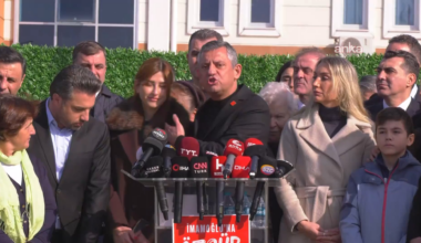 CHP lideri Özgür Özel’in konuşması sırasında tutuklu belediye çalışanlarının aileleri gözyaşlarını tutamadı: “Bakın onun gözünün içine. O gün daha 5 aylık evliydi. Nasıl biliyorsa Allah sizi öyle yapsın.”