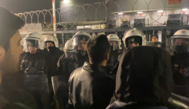 Esenyurt Migros deposunda greve çıkan işçiden önüne barikat kuran polislere: “Adamın parası var diye burdasınız. Migros patronu tatilde siz burda patronları koruyorsunuz.”