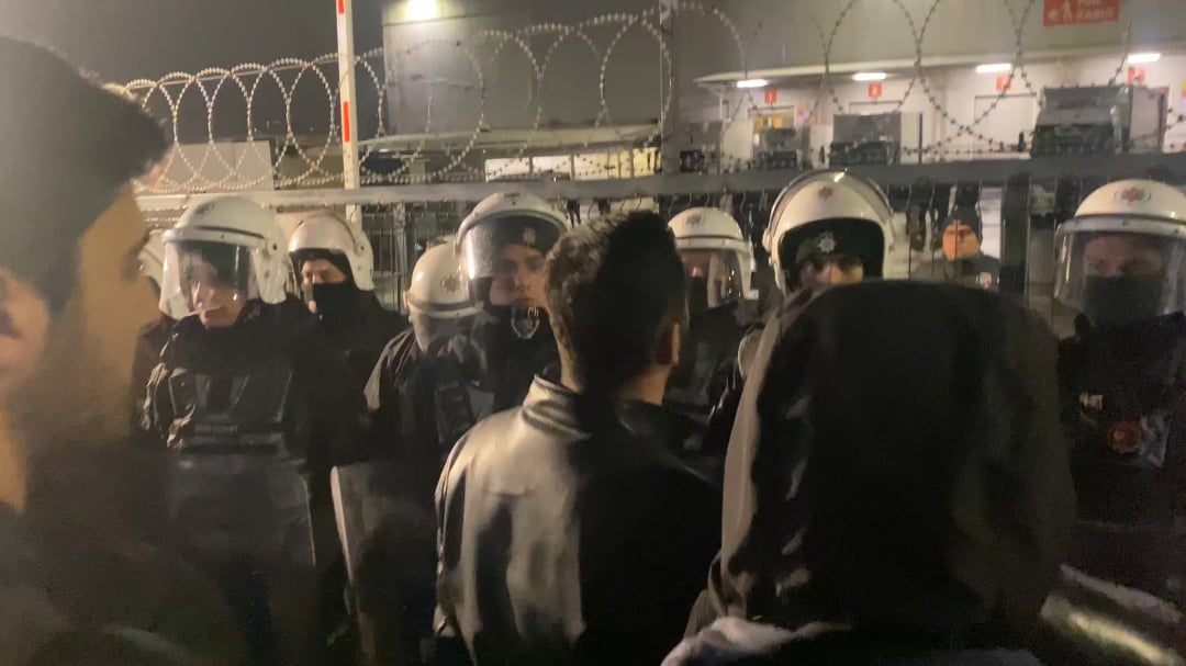 Esenyurt Migros deposunda greve çıkan işçiden önüne barikat kuran polislere: “Adamın parası var diye burdasınız. Migros patronu tatilde siz burda patronları koruyorsunuz.”