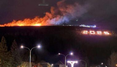 Gróðureldur ofan Húsavíkur og íbúar beðnir að bíða með flugeldana
