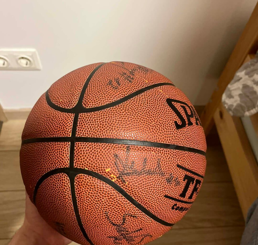 Kieno čia parašai?